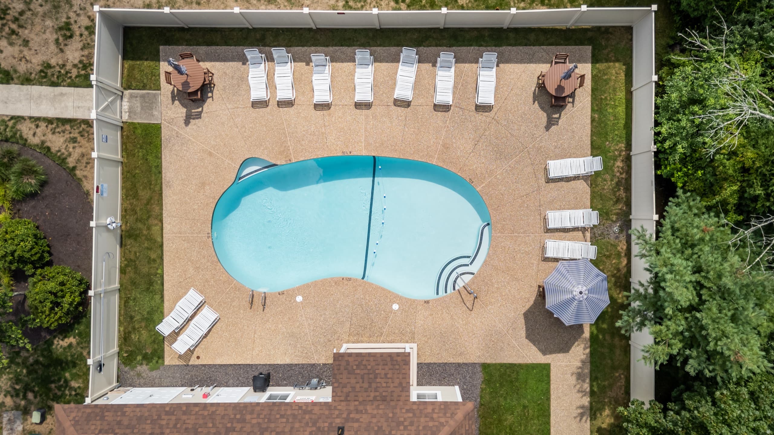 Overhead view of the outdoor swimming pool at Edgewood Apartments